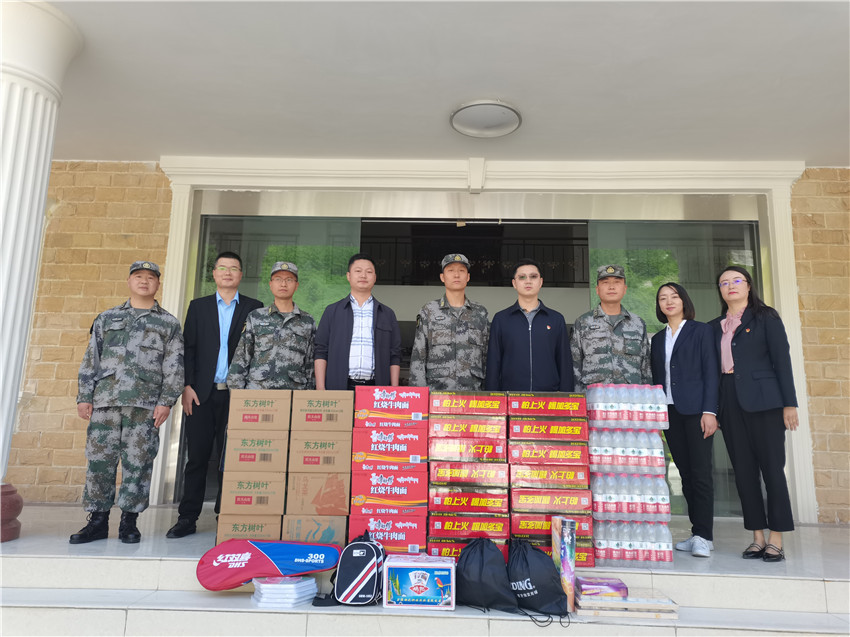 開展慰問(wèn)現(xiàn).jpg 開展慰問(wèn)現(xiàn).jpg