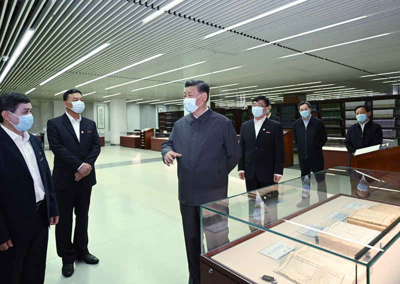2022年4月25日，習近平來到中國人民大學考察調(diào)研。這是他在圖書館考察。