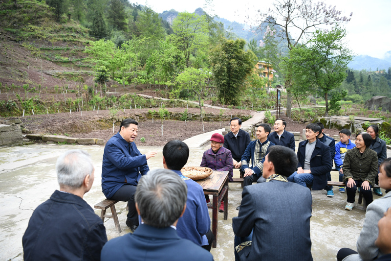 2019年4月15日至17日，中共中央總書記、國(guó)家主席、中央軍委主席習(xí)近平在重慶考察，并主持召開(kāi)解決“兩不愁三保障”突出問(wèn)題座談會(huì)。這是4月15日下午，習(xí)近平在石柱土家族自治縣中益鄉(xiāng)華溪村同村民代表、基層干部、扶貧干部、鄉(xiāng)村醫(yī)生等圍坐在一起，共話脫貧攻堅(jiān)。新華社記者 謝環(huán)馳 攝