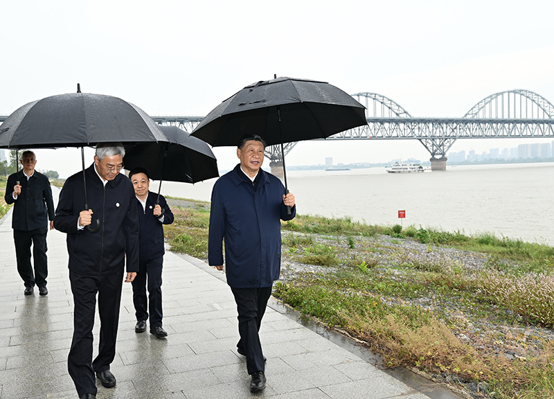2023年10月10日至13日，中共中央總書記、國家主席、中央軍委主席習(xí)近平在江西考察。這是10日下午，習(xí)近平在長江國家文化公園九江城區(qū)段考察時(shí)，冒雨沿江堤步行察看沿岸風(fēng)貌。新華社記者 謝環(huán)馳 攝