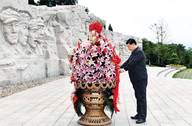 2021年4月25日至27日，中共中央總書記、國家主席、中央軍委主席習(xí)近平在廣西考察。這是25日上午，習(xí)近平在位于桂林市全州縣的紅軍長征湘江戰(zhàn)役紀(jì)念園，向湘江戰(zhàn)役紅軍烈士敬獻(xiàn)花籃。 新華社記者 謝環(huán)馳/攝