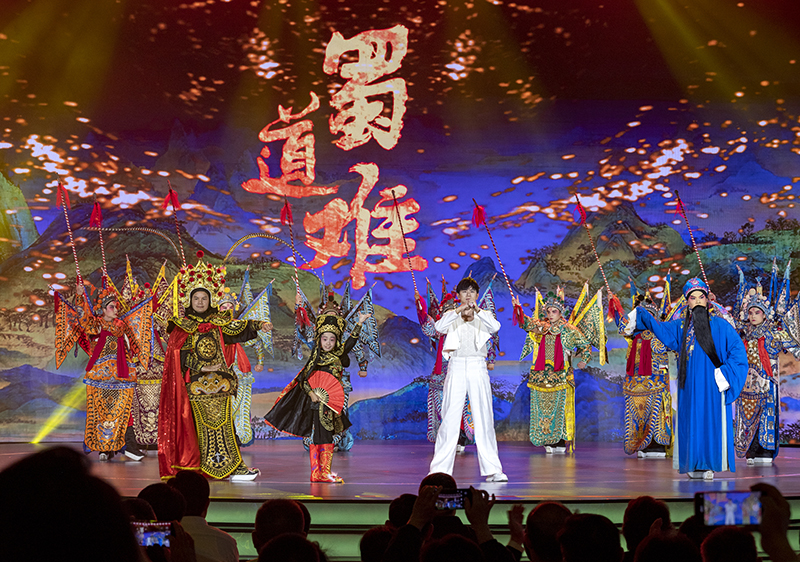 2023年10月13日，成都，“把青春華章寫在祖國(guó)大地上”大思政課網(wǎng)絡(luò)主題宣傳和互動(dòng)引導(dǎo)活動(dòng)在四川大學(xué)舉行。