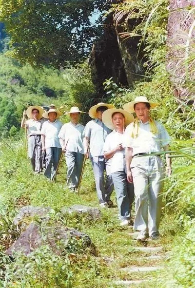 1989年7月，習(xí)近平在壽寧縣山村。