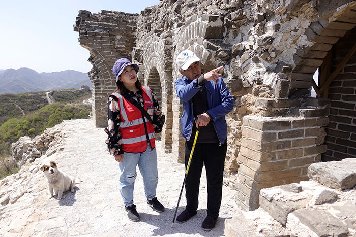 在明長(zhǎng)城遺址上，梅景田給外甥女劉紅巖講述長(zhǎng)城故事。