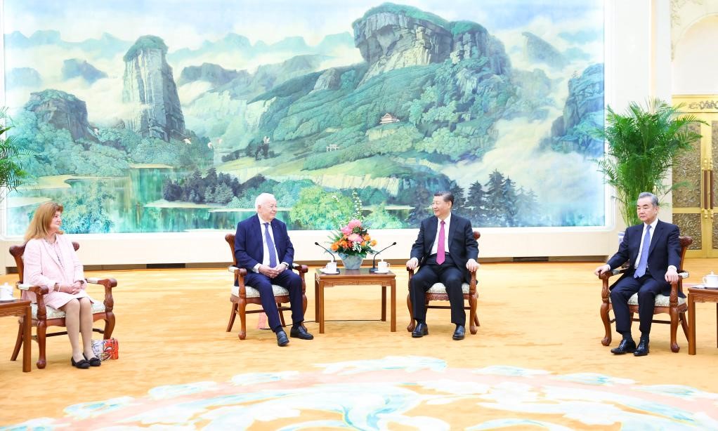 2024年4月8日，國(guó)家主席習(xí)近平在北京人民大會(huì)堂會(huì)見(jiàn)法國(guó)梅里埃基金會(huì)主席梅里埃夫婦。新華社記者 黃敬文 攝