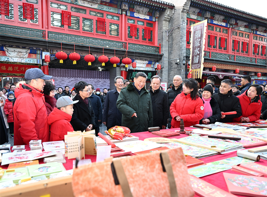 2024年2月1日下午，習(xí)近平在天津古文化街考察時，同店鋪員工和現(xiàn)場群眾互動交流。新華社記者 謝環(huán)馳 攝