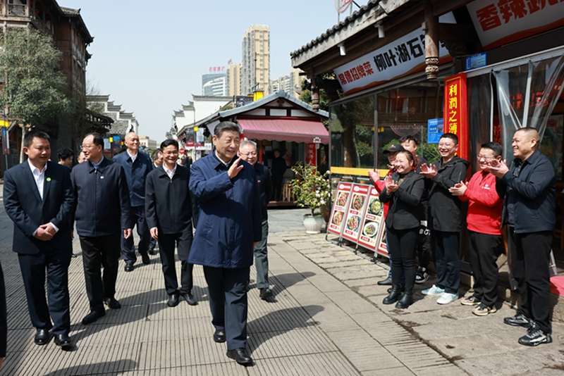2024年3月19日上午，習(xí)近平在常德河街考察時，同店主和游客親切交流。新華社記者 王曄 攝