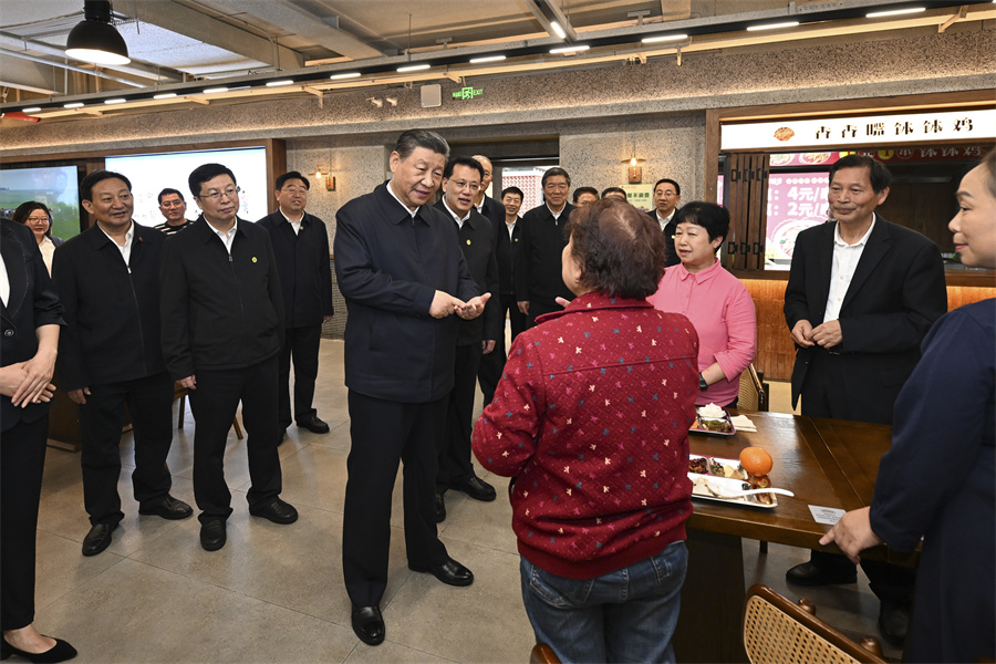 2024年4月22日下午，習近平在九龍坡區(qū)謝家灣街道民主村社區(qū)考察時，同正在社區(qū)食堂就餐的群眾親切交流。新華社記者 謝環(huán)馳 攝