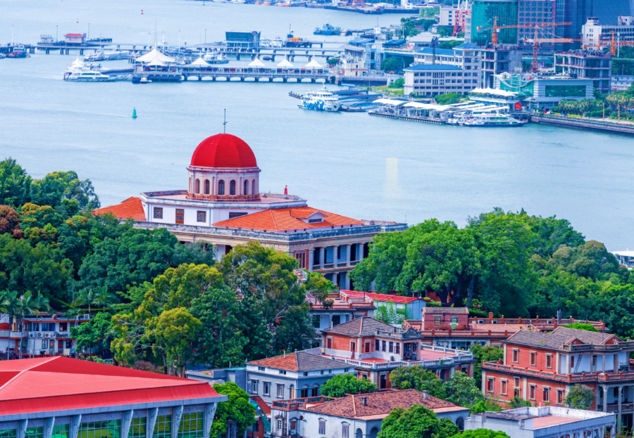 鼓浪嶼素有“萬國建筑博物館”的美譽(yù)，八卦樓作為全國重點(diǎn)文物保護(hù)單位，是鼓浪嶼世界文化遺產(chǎn)核心要素之一。楊勁堅(jiān) 攝