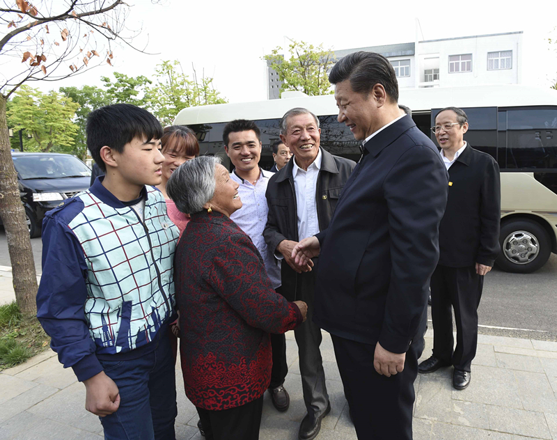 2016年4月25日，習(xí)近平在安徽省滁州市鳳陽縣小崗村看望當(dāng)年大包干帶頭人嚴(yán)金昌（右三）一家。